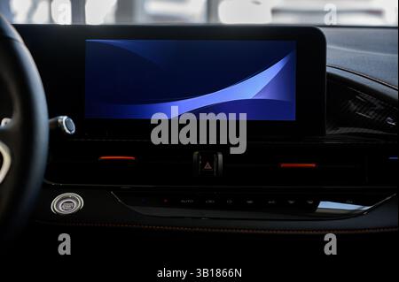 schermata principale nel cruscotto dell'auto moderna. schermata del cruscotto del veicolo Foto Stock