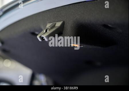 Grande bagagliaio nero vuoto per auto. Aprire il bagagliaio della vettura chiudere. Bagagliaio vuoto aperto di una nuova auto moderna Foto Stock