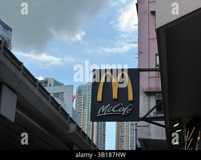 Hong Kong, 20 settembre 2023, l'insegna McDonald's McCafe si distingue con gli iconici archi dorati in una vivace scena cittadina. Foto Stock