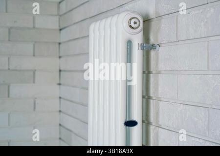 I radiatori dell'impianto di riscaldamento sono bianchi. radiatori caldi. Foto Stock