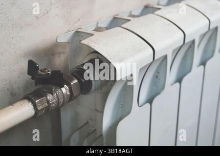 I radiatori dell'impianto di riscaldamento sono bianchi. radiatori caldi. Foto Stock