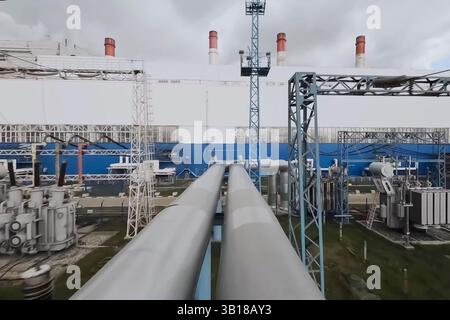 tubi della rete principale di riscaldamento provenienti dalla caldaia. Caldaia cittadina Foto Stock