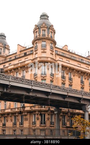 Edifici moderni che costeggiano la Promenade Jean-Paul Belmondo lungo la Senna a Parigi, illustrano l'architettura urbana contemporanea Foto Stock