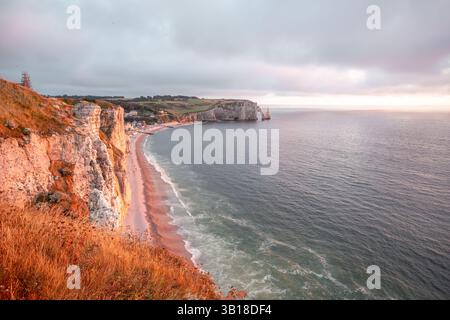Scogliere di gesso e costa rocciosa a Étretat, Normandia, Francia, dove le spettacolari scogliere bianche incontrano il Canale della Manica sulla panoramica costa di Alabaster. Foto Stock