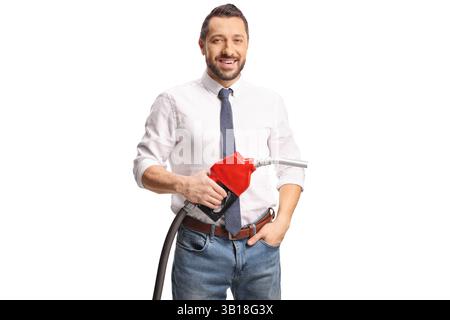 Uomo con una pistola a benzina e sorridente isolato su sfondo bianco Foto Stock