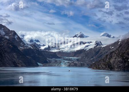 Una splendida fotografia orizzontale e grandangolare che cattura la vasta distesa del Glacier Bay National Park and Preserve in Alaska. Foto Stock
