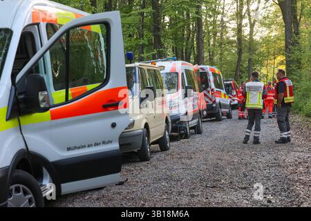 Große Suchaktion mit zahlreichen Rettungshunden aus ganz NRW Großeinsatz am Freitagabend gegen 18 Uhr in einem Waldgebiet zwischen Wuppertal-Cronenberg und Remscheid-Hasten Ein Zeuge hatte zuvor einen älteren, offensichtlich verwirrten, Herrn gemeldet, welcher auf Ansprache zuvatte reitert reichtert. Weil die Polizei mit Streifenwagen und auch mit einem Polizeihubschrauber den Mann nicht finden konnte alarmierten die Beamten am Freitagabend die Hilfsorganizationen Deutsches Rotes Kreuz und Johanniter Unfallhilfe, welche mit einem Großaufgebot von Rettungshunden aus dem ganzen Land anrückten. Die su Foto Stock