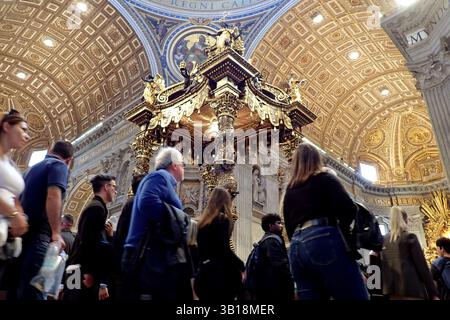 Roma, Italia. 25 aprile 2025. La gente si riunisce vicino alla città del Vaticano il 25 aprile 2025 in vista del funerale di Papa Francesco. Papa Francesco nome di nascita Jorge Mario Bergoglio è il 266° Papa della Chiesa Cattolica e Vescovo di Roma, VIII sovrano dello Stato della città del Vaticano, morto oggi 21 aprile 2025 all'età di 88 anni. (Foto di Vincenzo Izzo/Sipa USA) credito: SIPA USA/Alamy Live News Foto Stock