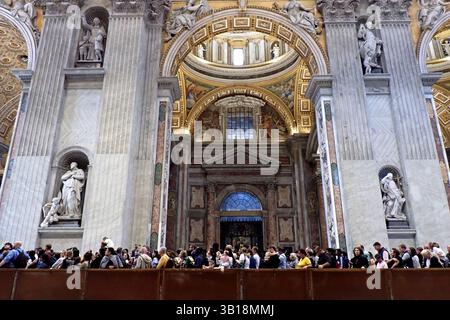 Roma, Italia. 25 aprile 2025. La gente si riunisce vicino alla città del Vaticano il 25 aprile 2025 in vista del funerale di Papa Francesco. Papa Francesco nome di nascita Jorge Mario Bergoglio è il 266° Papa della Chiesa Cattolica e Vescovo di Roma, VIII sovrano dello Stato della città del Vaticano, morto oggi 21 aprile 2025 all'età di 88 anni. (Foto di Vincenzo Izzo/Sipa USA) credito: SIPA USA/Alamy Live News Foto Stock