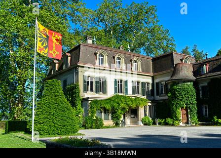 Castello di Château de Penthes con la bandiera del cantone di Ginevra nel parco Domaine de Penthes, Pregny-Chambésy, Ginevra, Svizzera Foto Stock