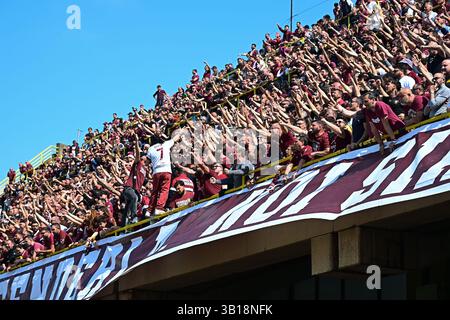 Salerno, Italia. 25 aprile 2025. Tifosi della Salernitana americana durante la partita di serie B tra US Salernitana e Cosenza calcio allo Stadio Arechi, Salerno, Italia, il 25 aprile 2025. Crediti: Nicola Ianuale/Alamy Live News Foto Stock