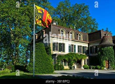 Schloss ChÃteau de Penthes mit der Flagge des Kantons Genf im Park Domaine de Penthes, Pregny-ChambÃ sy, Genf, Schweiz *** Castello di ChÃteau de Penthes W Foto Stock