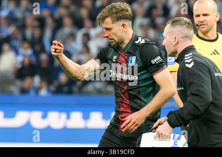 Berlino, Germania. 25 aprile 2025. im Bild v.l.: Alexander Nollenberger (1.FC Magdeburg, 17), mit Blutender Nase Muss versorgt werden, nach Kopfball, GER, Berlin, Fussball, Hertha BSC vs 1.FC Magdeburg, DFB, Bundesliga, Spielzeit 2024/2025, LE NORMATIVE DFB/DFL VIETANO QUALSIASI USO DI FOTOGRAFIE COME SEQUENZE DI IMMAGINI E/O QUASI-VIDEO, 25.04.2025 crediti: dpa/Alamy Live News Foto Stock