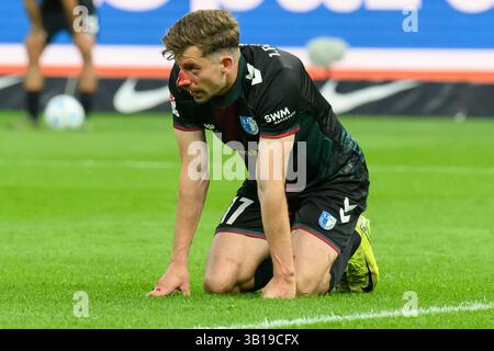 Berlino, Germania. 25 aprile 2025. im Bild v.l.: Alexander Nollenberger (1.FC Magdeburg, 17), mit Blutender Nase am Boden nach Kopfball, GER, Berlin, Fussball, Hertha BSC vs 1.FC Magdeburg, DFB, Bundesliga, Spielzeit 2024/2025, DFB/DFL VIETANO QUALSIASI USO DI FOTOGRAFIE COME SEQUENZE DI IMMAGINI e/O QUASI-VIDEO, Credit 25.04.2025: News Live/Alamy Foto Stock