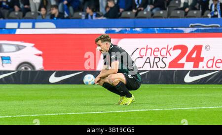 Berlino, Germania. 25 aprile 2025. im Bild v.l.: Alexander Nollenberger (1.FC Magdeburg, 17), traurig, deprimiert, sauer, Endstand 1:1, GER, Berlino, Fussball, Hertha BSC vs 1.FC Magdeburg, DFB, Bundesliga, Spielzeit 2024/2025, LE NORMATIVE DFB/DFL VIETANO QUALSIASI USO DI FOTOGRAFIE COME SEQUENZE DI IMMAGINI E/O QUASI-VIDEO, 25.04.2025 crediti: dpa/Alamy Live News Foto Stock