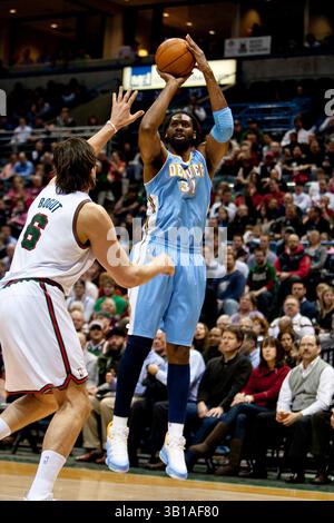 16 febbraio 2011 Milwaukee, WISCONSIN. Bradley Center..Denver Nuggets Nene n. 31 si ritira per il midrange jumper, Nene ha avuto 10 punti contro i Milwaukee Bucks Tonight..Milwaukee Bucks ha perso contro i Denver Nuggets 87-94. Mike McGinnis/CSM(immagine di credito: © Mike McGinnis/Cal Sport Media/ZUMAPRESS.com) Foto Stock