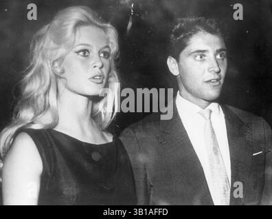 16 feb. 2011 - BRIGITTE BARDOT CON IL MARITO Jacques Charrier.# 10011. (Immagine di credito: © Globe Photos/ZUMAPRESS.com) Foto Stock