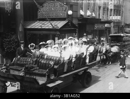 06 giugno 1900 - Cleveland, Ohio, Stati Uniti - donne in carrozza aperta fuori dal ristorante dell'Hotel Martinique. Data esatta sconosciuta. . (Immagine di credito: © BuyEnlarge/ZUMAPRESS.com) Foto Stock