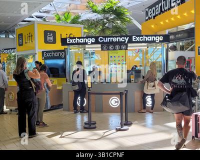 Viaggiatore che cambia valuta al Bureau de Change, aeroporto di Brisbane, terminal internazionale, Queensland, QLD, Australia Foto Stock