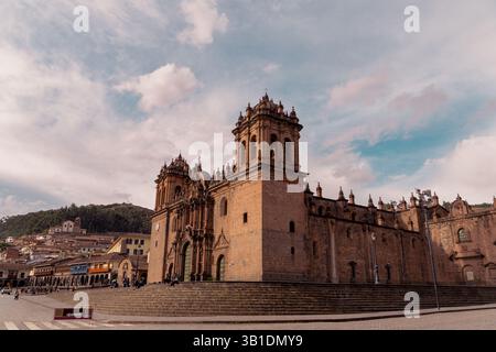 Splendida cattedrale di Cusco fotografata nel bel mezzo del pomeriggio Foto Stock