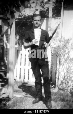 22 novembre 1963 - Dallas, Texas, Stati Uniti - la foto di fama mondiale dell'assassino di JFK Lee Harvey Oswald, scattata da sua moglie Marina, poche settimane prima dell'assassinio. In una mano ha un giornale marxista, nell'altra il fucile che avrebbe sparato al Presidente. Questo ventiquattrenne ex Marine, convertito al marxismo, lasciò l'esercito americano nel 1959 per disertare in URSS. Lì sposò una donna russa, Marina, con la quale tornò negli Stati Uniti, dove trascorse il suo tempo facendo lavori strani per sfamare la sua famiglia e promuovendo l'ideologia marxista. Oggi, quasi 1026377230f la popolazione americana lo è Foto Stock
