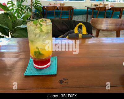 Mojito all'alba, bevanda rinfrescante con mix di colore giallo e rosso servita sulle montagne russe blu Foto Stock