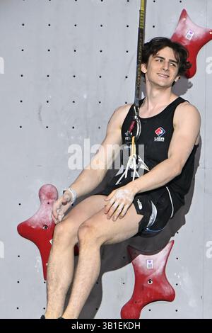 Suzhou, la provincia cinese di Jiangsu. 25 aprile 2025. Samuel Watson degli Stati Uniti reagisce dopo la qualificazione di velocità maschile alla Coppa del mondo IFSC Wujiang 2025 a Suzhou, nella provincia cinese di Jiangsu, il 25 aprile 2025. Crediti: Wang Xuzhong/Xinhua/Alamy Live News Foto Stock