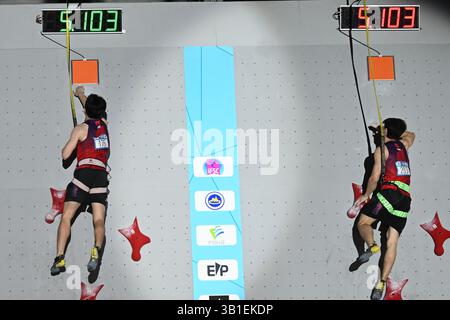 Suzhou, la provincia cinese di Jiangsu. 25 aprile 2025. Zhang Dingfeng (L) e Zhao Linwen della Cina gareggiano durante la qualificazione di velocità maschile alla Coppa del mondo IFSC Wujiang 2025 a Suzhou, nella provincia di Jiangsu, nella Cina orientale, 25 aprile 2025. Crediti: Wang Xuzhong/Xinhua/Alamy Live News Foto Stock