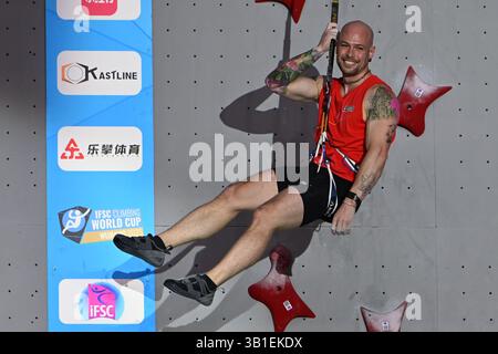 Suzhou, la provincia cinese di Jiangsu. 25 aprile 2025. Erik Noya Cardona, spagnolo, reagisce dopo la qualificazione di velocità maschile alla Coppa del mondo IFSC Wujiang 2025 a Suzhou, nella provincia cinese di Jiangsu, il 25 aprile 2025. Crediti: Wang Xuzhong/Xinhua/Alamy Live News Foto Stock