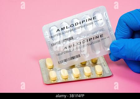 Pillole di amlodipina. Un bloccante dei canali del calcio usato per trattare la pressione alta e l'angina. Foto Stock