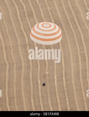 25 settembre 2010 - Arkalyk, Kazakistan - il veicolo spaziale Sojuz TMA-18 è visto come atterra con il comandante della Expedition 24 Alexander Skvortsov e i Flight Engineers Tracy Caldwell Dyson e Mikhail Kornienko vicino alla città di Arkalyk, Kazakistan, sabato. I cosmonauti russi Skvortsov e Kornienko e l'astronauta della NASA Caldwell Dyson stanno tornando da sei mesi a bordo della stazione spaziale Internazionale, dove hanno servito come membri dell'equipaggio della Expedition 23 e 24. (Immagine di credito: © Bill Ingalls/NASA/ZUMApress.com) Foto Stock