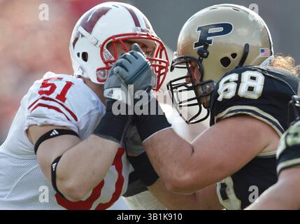 6 novembre 2010: L'offensive tackle Purdue Dennis Kelly (#68) e il defensive tackle del Wisconsin Tyler Dippel (#51) combattono sulla linea di scrimmage durante la partita di football NCAA tra i Wisconsin Badgers e i Purdue Boilermakers al Ross-Ade Stadium di West Lafayette, Indiana. Wisconsin ha sconfitto Purdue 34-13.(immagine di credito: © John Mersits/Cal Sport Media/ZUMApress.com) Foto Stock