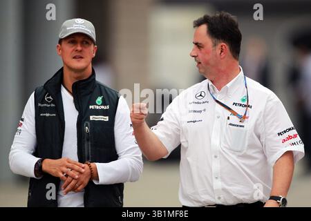 23 ottobre 2010 - Michael Schumacher (GER) Mercedes GP con Ron Meadows (GBR) team manager Mercedes GP...Formula 1 World Championship, Rd 17, Korean Grand Prix, Qualifying Day, Korea International Circuit, Yeongam, Corea del Sud, sabato 23 ottobre 2010. (immagine di credito: © Sutton Motorsports/ZUMApress.com) Foto Stock