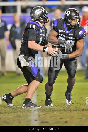 23 ottobre 2010: . Il quarterback dei TCU Horned Frogs Andy Dalton #14 in azione mentre finge il passaggio al running back dei TCU Horned Frogs Matthew Tucker #29.in una partita tra Air Force Falcons e TCU Horned Frogs all'Amon G. Carter Stadium di Fort Worth, Texas..TCU vince 38-7..(Credit Image: Â© Manny Flores/Cal Sport Media)(Credit Image: © Manny Flores/Cal Sport Media/ZUMApress.com) Foto Stock