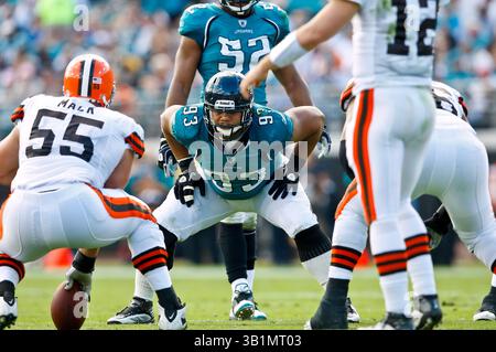 21 novembre 2010: Il defensive tackle dei Jacksonville Jaguars Tyson Alualu (93) si schiera durante il primo tempo tra la AFC South Conference i Jacksonville Jaguars e la AFC North Conference i Cleveland Browns all'EverBank Field di Jacksonville, Florida. (Immagine di credito: © Gray Quetti/Cal Sport Media/ZUMAPRESS.com) Foto Stock