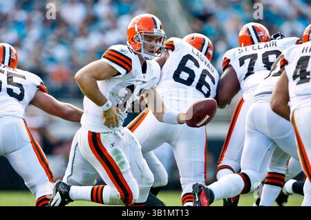 21 novembre 2010: Il quarterback dei Cleveland Browns Colt McCoy (12) durante il primo tempo tra la AFC South Conference i Jacksonville Jaguars e la AFC North Conference i Cleveland Browns all'EverBank Field di Jacksonville, Florida. (Immagine di credito: © Gray Quetti/Cal Sport Media/ZUMAPRESS.com) Foto Stock
