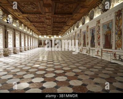 Spanish Hall (sala rinascimentale lunga 43 metri), Castello di Ambras, Innsbruck, Tirolo, Austria, Europa Foto Stock