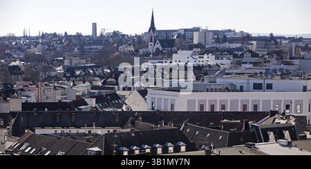Vista dalla torre della chiesa della città sui tetti del centro di Giessen, quasi completamente distrutto dopo la seconda guerra mondiale, Assia, Germania Foto Stock