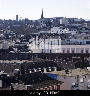 Vista dalla torre della chiesa della città sui tetti del centro di Giessen, quasi completamente distrutto dopo la seconda guerra mondiale, Assia, Germania Foto Stock