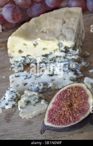 Roquefort stagionato davanti alle uve. Formaggio di pecora francese a base di latte crudo Foto Stock