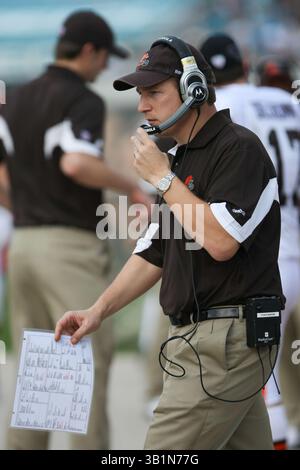 21 novembre 2010: Il capo-allenatore dei Cleveland Browns Eric Mangini durante la partita NFL tra i Cleveland Browns e i Jacksonville Jaguars all'EverBank Field di Jacksonville, Florida. Jacksonville sconfisse Cleveland 24-20. Daniel Goncalves/CSM(immagine di credito: © Daniel Goncalves/Cal Sport Media/ZUMAPRESS.com) Foto Stock