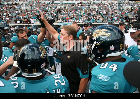 21 novembre 2010: Jack del Rio, capo-allenatore dei Jacksonville Jaguars prima della partita NFL tra i Cleveland Browns e i Jacksonville Jaguars all'EverBank Field di Jacksonville, Florida. Jacksonville sconfisse Cleveland 24-20. Daniel Goncalves/CSM(immagine di credito: © Daniel Goncalves/Cal Sport Media/ZUMAPRESS.com) Foto Stock
