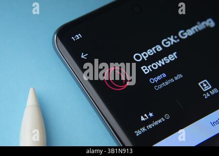 Dacca, Bangladesh - 17 marzo 2025: L'app Opera GX di Google PlayStore viene visualizzata sullo schermo di uno smartphone Foto Stock
