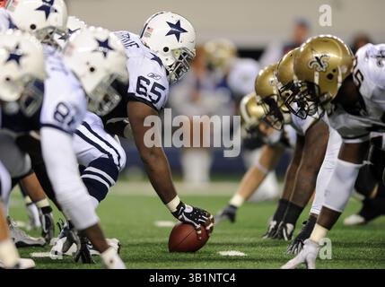 25 novembre 2010: L'attacco di Dallas con la palla durante una partita di football NFL del giorno del Ringraziamento tra i Dallas Cowboys e i New Orleans Saints al Cowboys Stadium di Arlington, Texas, New Orleans sconfisse Dallas 30-27(Credit Image: © Albert pena/Cal Sport Media/ZUMAPRESS.com) Foto Stock