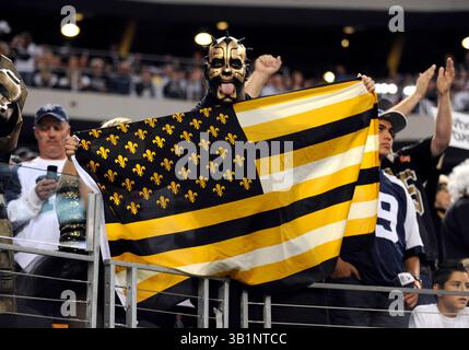 25 novembre 2010: Un fan dei Saints mostra il suo spirito durante una partita di football NFL del giorno del Ringraziamento tra i Dallas Cowboys e i New Orleans Saints al Cowboys Stadium di Arlington, Texas, New Orleans sconfisse Dallas 30-27(Credit Image: © Albert pena/Cal Sport Media/ZUMAPRESS.com) Foto Stock