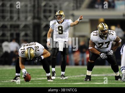 25 novembre 2010: Il quarterback dei Saints Drew Brees #9 durante una partita di football NFL del giorno del Ringraziamento tra i Dallas Cowboys e i New Orleans Saints al Cowboys Stadium di Arlington, Texas New Orleans ha sconfitto Dallas 30-27(Credit Image: © Albert pena/Cal Sport Media/ZUMAPRESS.com) Foto Stock