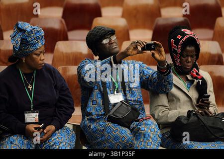2 febbraio 2011 - Stato della città del Vaticano (Santa sede) - pellegrini provenienti dalla Nigeria durante l'udienza pubblica di Papa Benedetto XVI nella sala Nervi in Vaticano. (Immagine di credito: © Evandro Inetti/ZUMAPRESS.com) Foto Stock
