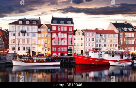 Nyhavn, porto di Copenaghen, Danimarca Foto Stock