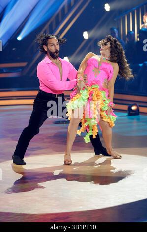 Christine Neubauer mit massimo Sinato in der achten Live-Show der 18. Staffel der RTL-Tanzshow Let S Dance im MMC Coloneum. Köln, 25.04.2025 *** Christine Neubauer con massimo Sinato nell'ottava live show della 18a stagione dello spettacolo di danza RTL Let S Dance al MMC Coloneum di Colonia, 25 04 2025 foto:XR.xSchmiegeltx/xFuturexImagex LETS dance2504 5527 Foto Stock