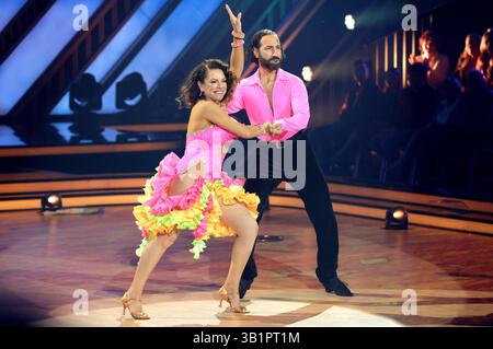 Christine Neubauer mit massimo Sinato in der achten Live-Show der 18. Staffel der RTL-Tanzshow Let S Dance im MMC Coloneum. Köln, 25.04.2025 *** Christine Neubauer con massimo Sinato nell'ottava live show della 18a stagione dello spettacolo di danza RTL Let S Dance al MMC Coloneum di Colonia, 25 04 2025 foto:XR.xSchmiegeltx/xFuturexImagex LETS dance2504 5522 Foto Stock